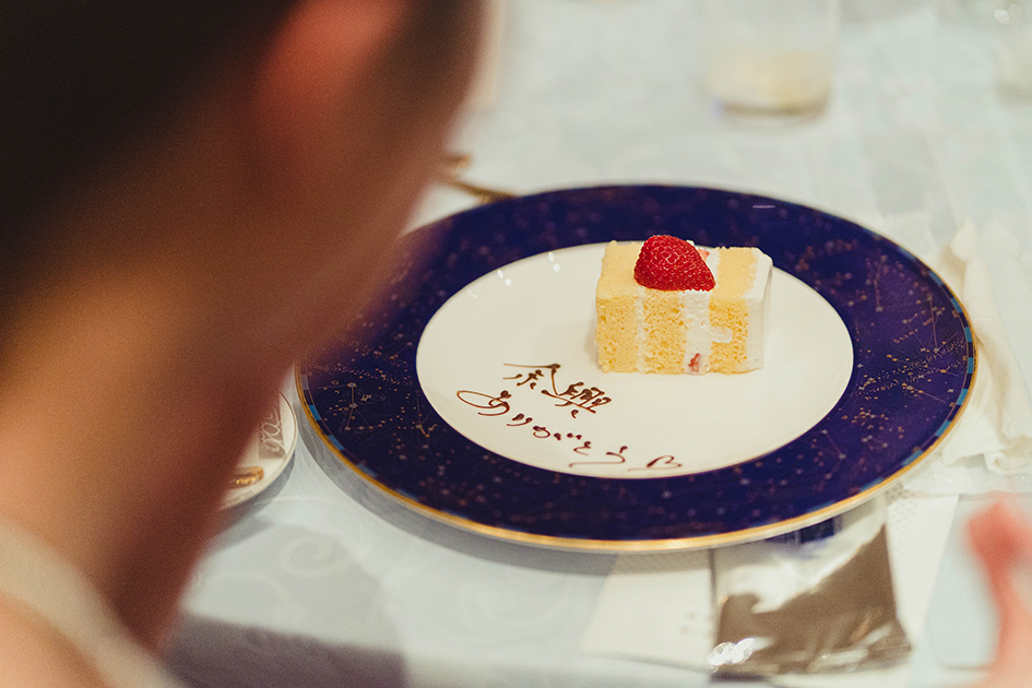 受付やお手伝いをしてくれた友人へメッセージ付きのウエディングケーキを用意しました♡
