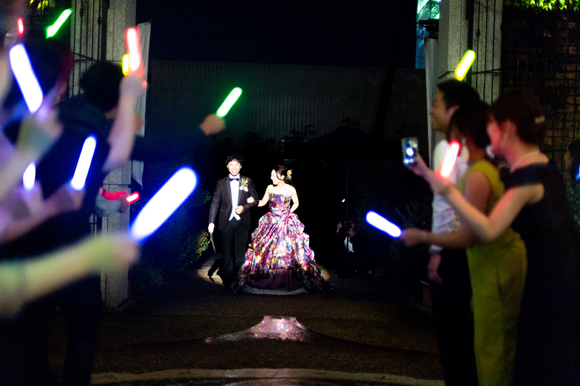 新婦様が大好きな芸能人の5色のペンライト をゲストにもってもらい、その中を カクテルドレスで入場