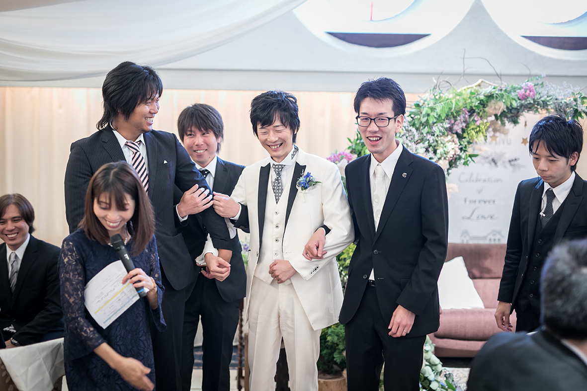 新郎様は、ご友人とわいわい仲良く退場！