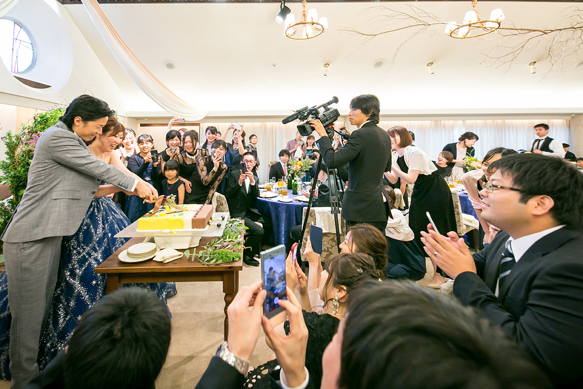 新郎様のご希望で、ケーキ入刀は大胆に★
