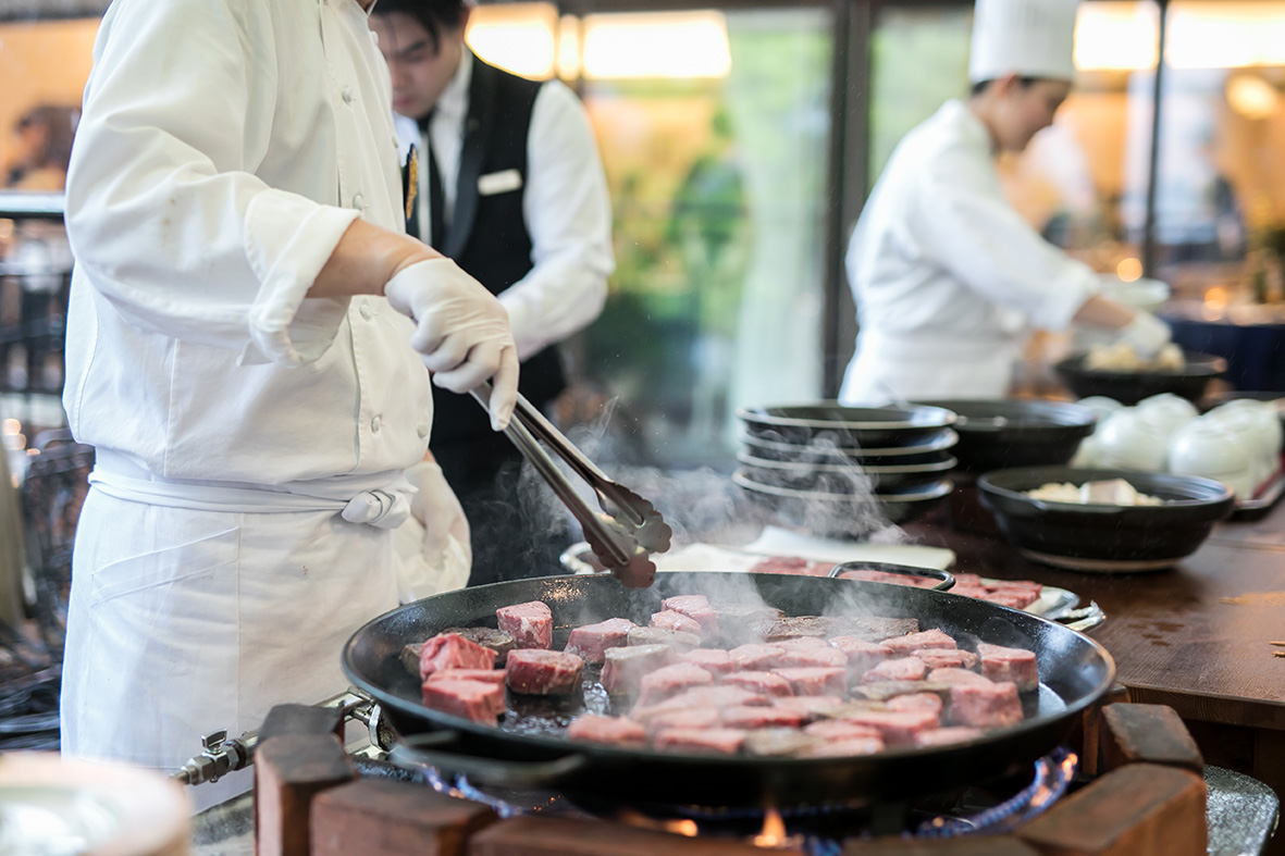 ゲストも大満足！ノビアで大人気の 「実演料理」。