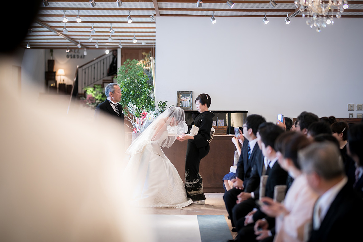花嫁の最後の身支度、 ベールダウンセレモニー。