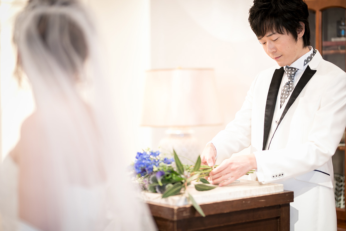 ゲストから集めたお花を、新郎様自身 でブーケに。