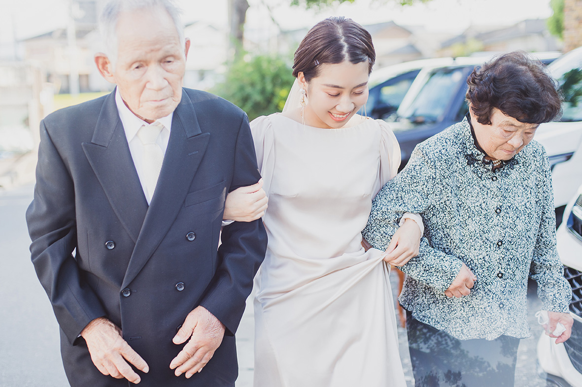 ご友人様も集まっての挙式スタート！挙式の入場はおじいちゃんとおばあちゃんと