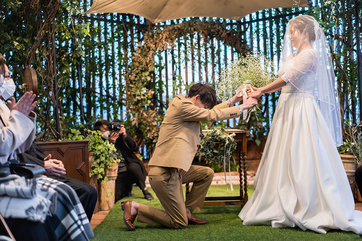 ゲストから集めたお花をブーケにして新郎様から新婦様へプロポーズ。