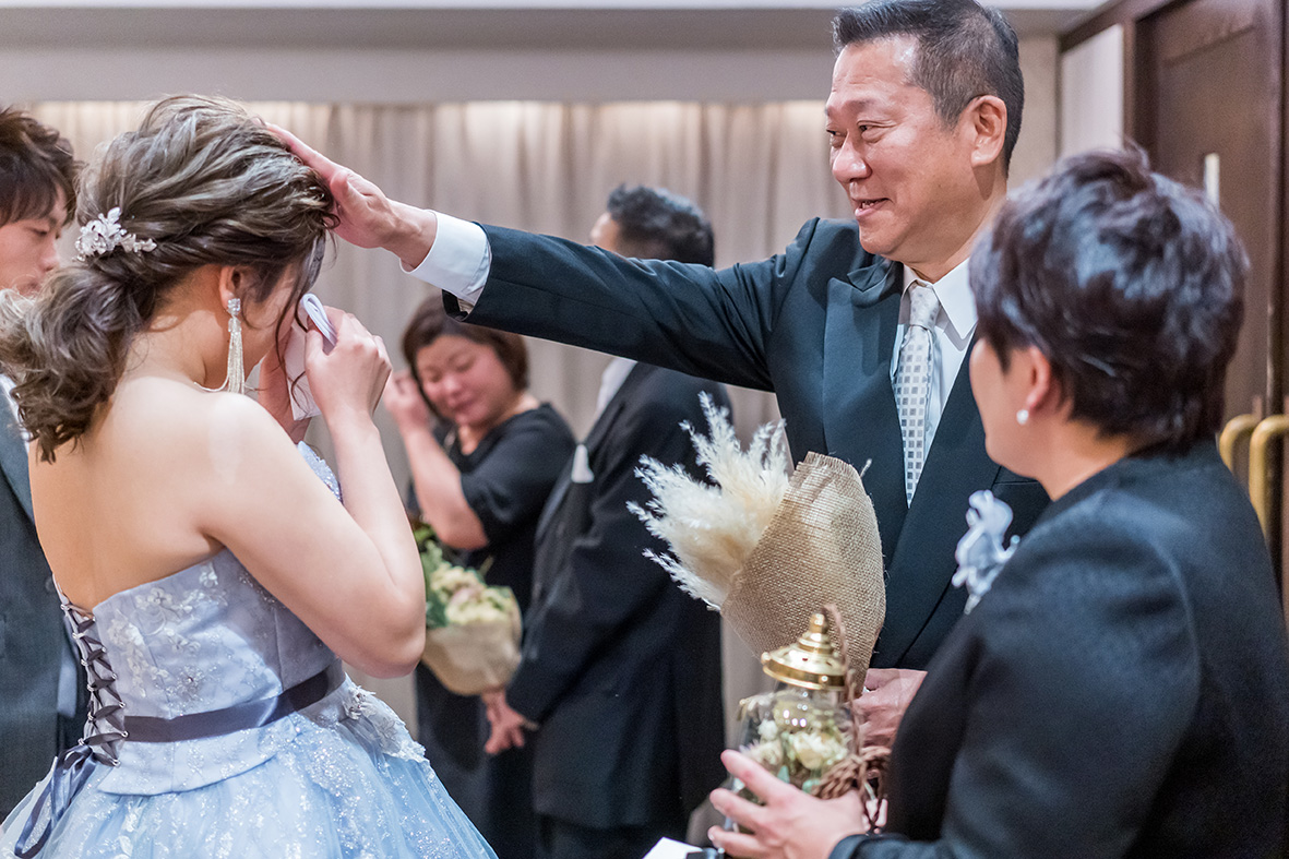 新婦様の手紙朗読後、ご両親へ前撮りのブーケから作られたウエディングボトルの贈呈。