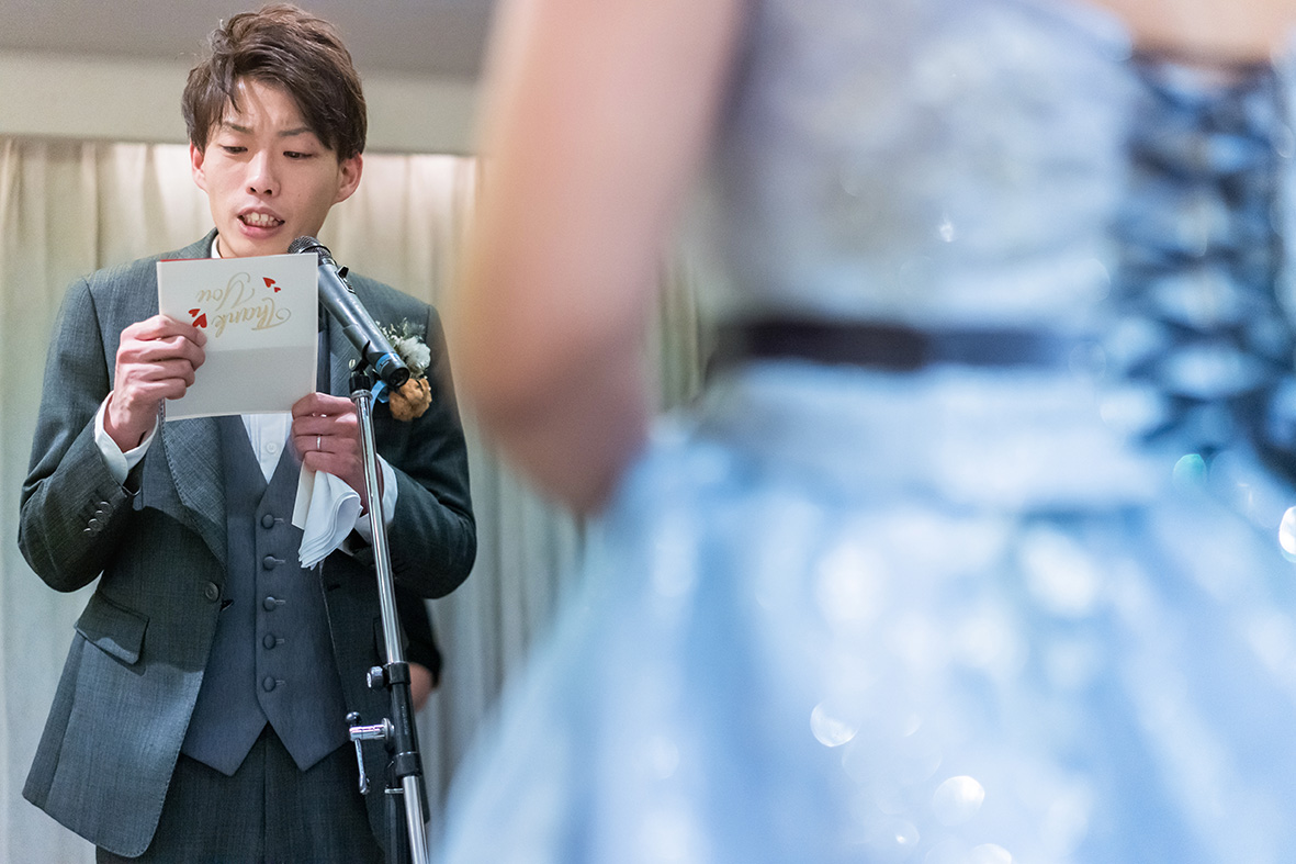 新郎様からサプライズで新婦様へお手紙とブーケのプレゼント。