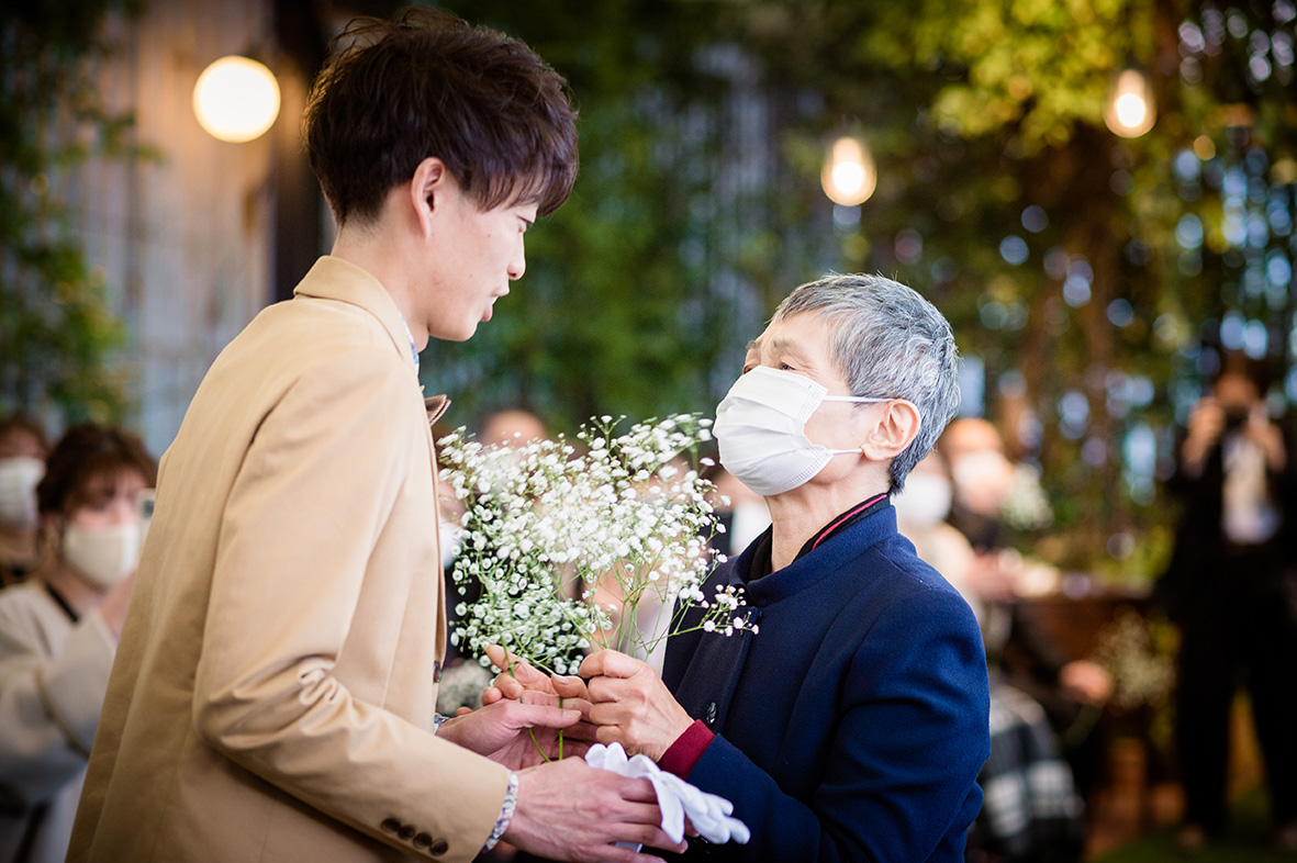 挙式の新郎様の入場はお花を集めながら。