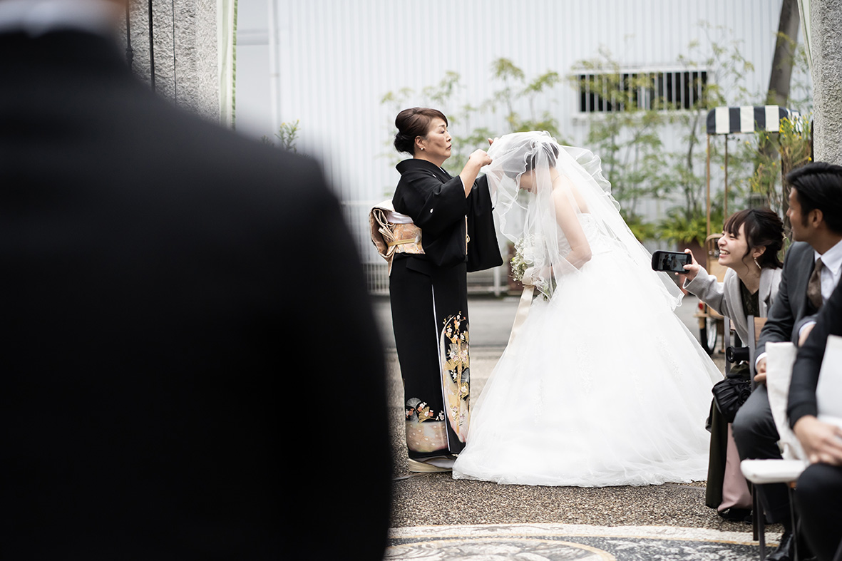 新婦入場はお母様よりベールダウンを。