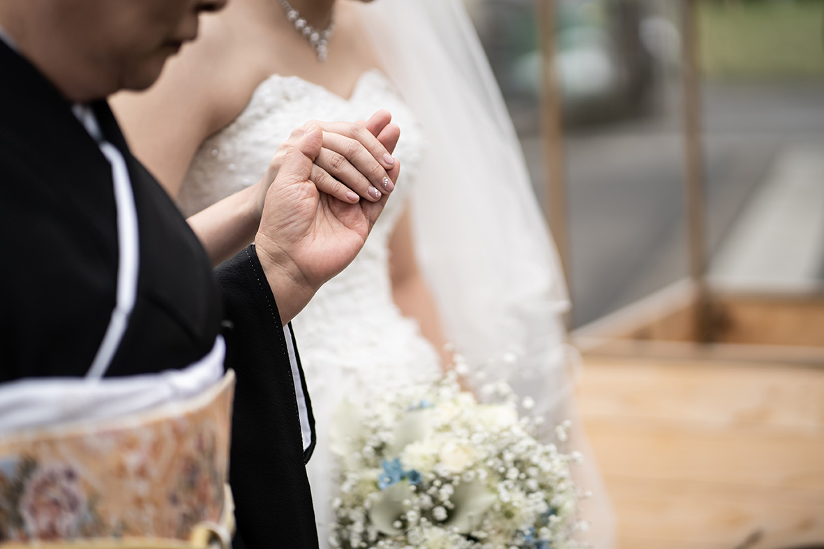 母娘でぎゅっと握られた手が印象的なシーン。