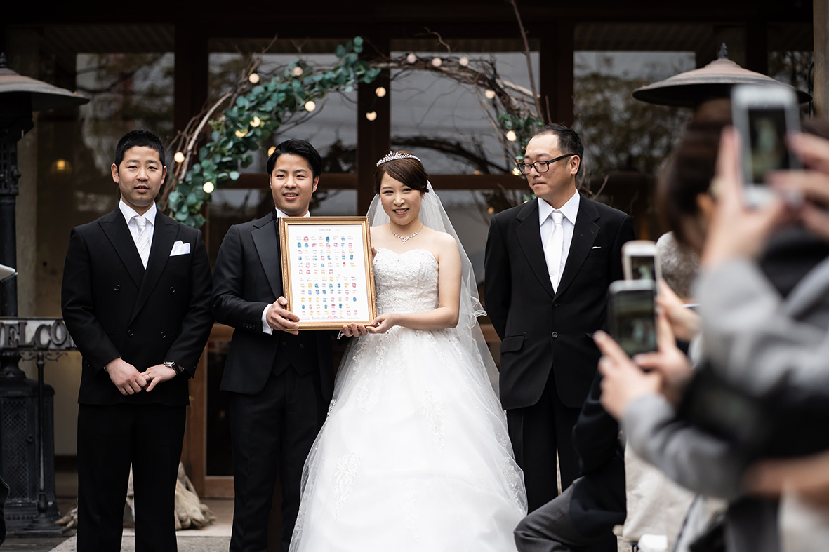 結婚証明書は事前にゲストに指でスタンプを押していただき完成しました。