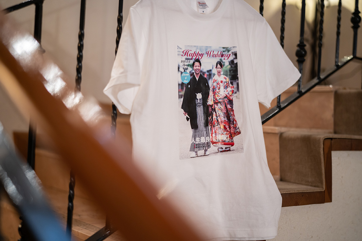 さりげなく飾ったTシャツはお二人のお写真がプリントされています！