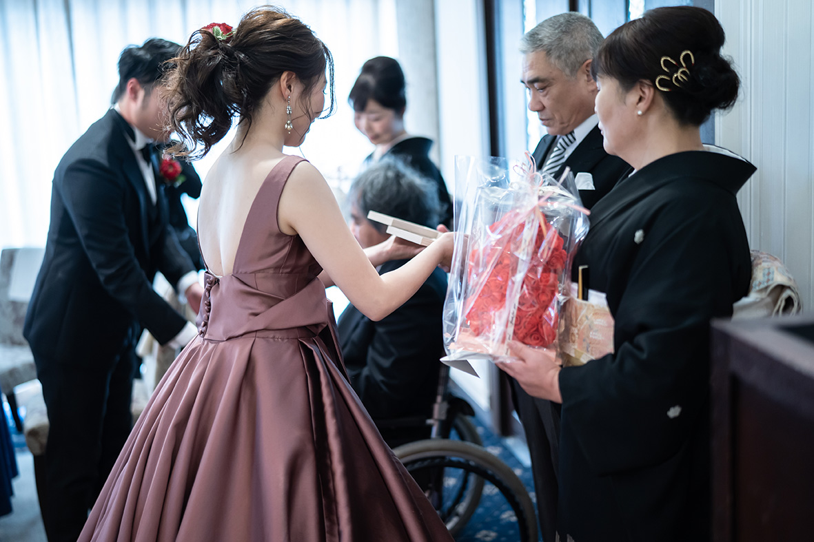 ご両親への贈り物はベアローズと写真立てをご用意しました。