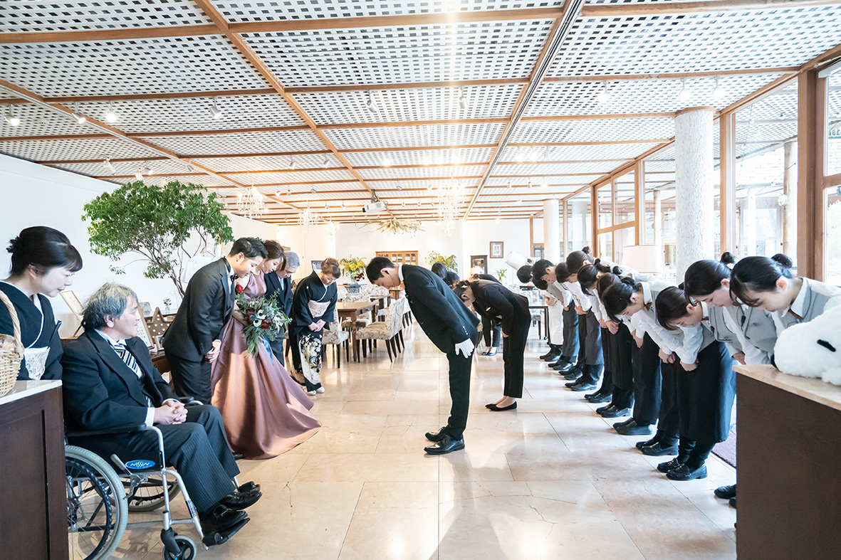 退場後に行う、スタッフ一同からご挨拶をするシーン。この日一日の感動が一気に溢れ出す瞬間です。 プランナーから新郎新婦様へメッセージ 千里さん杏里さん、ご結婚おめでとうございます！ いつもとっても楽しくお打ち合わせをさせていただいていました。 ご当日も本当にお二人らしい素敵な結婚式でした♡ またいつでもノビアノビオに遊びに来てくださいね。末永くお幸せに！
