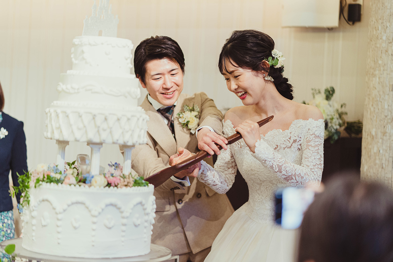 新婦さまのおもいきりに新郎さまが慌てて止める微笑ましいシーン♡