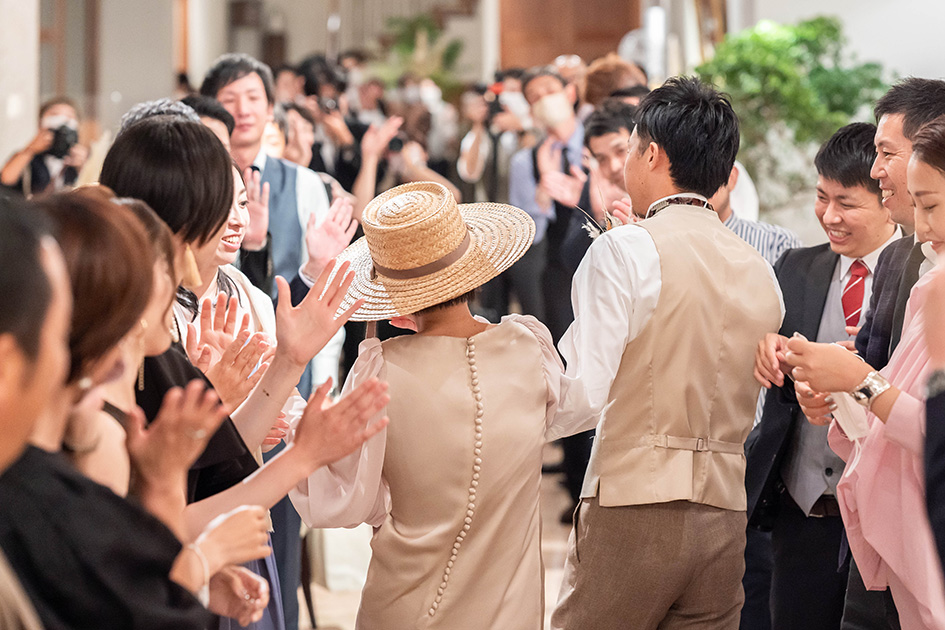 披露宴の退場はゲスト全員で花道を作ってもらい