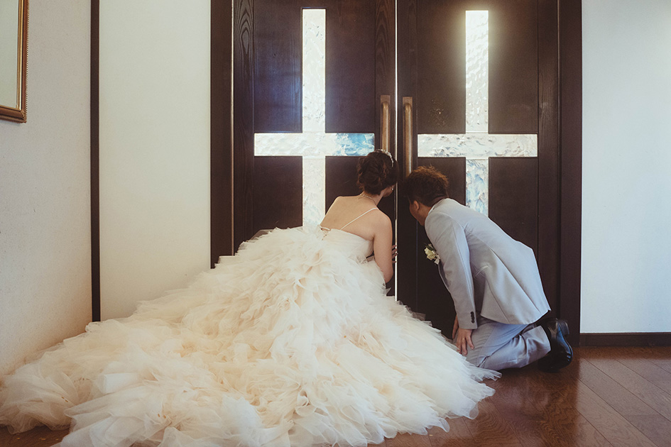 ワクワク披露宴入場前の新郎新婦様