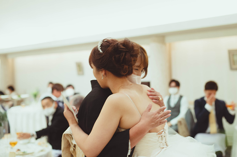 お母様から新婦様へのサプライズ演出でプレゼントのお渡しとお手紙を読んで頂きました。ゲストの目にも感動の涙が。