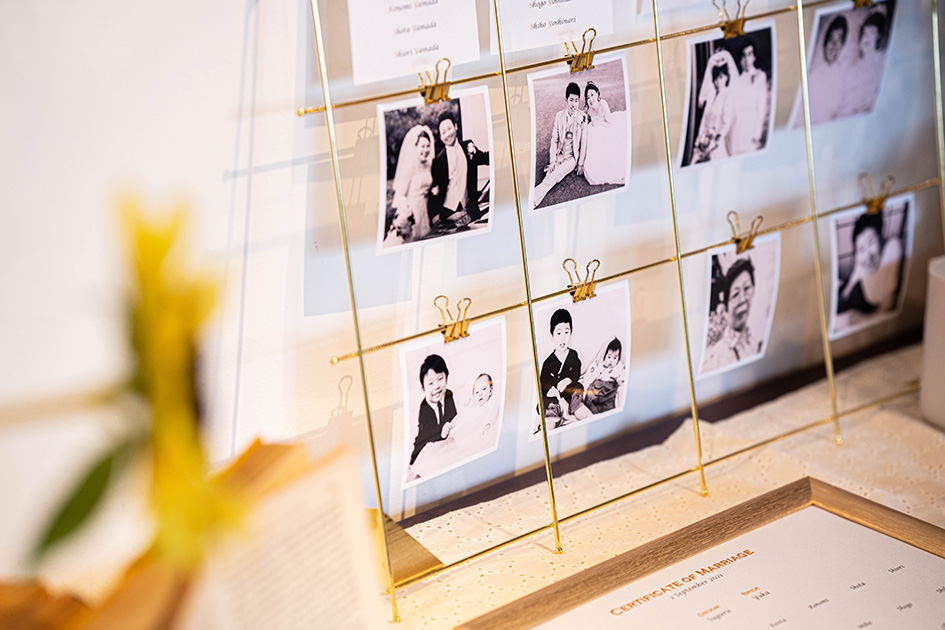 シーティングチャートに使用したのはゲストの懐かしい写真　結婚式の思い出も♡