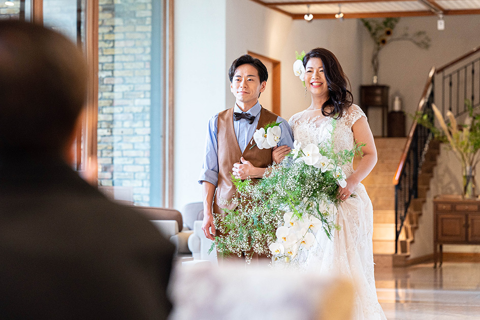 ヘッドチェンジ後入場　新婦叔母作成のブーケをふたりで高砂席に飾りました