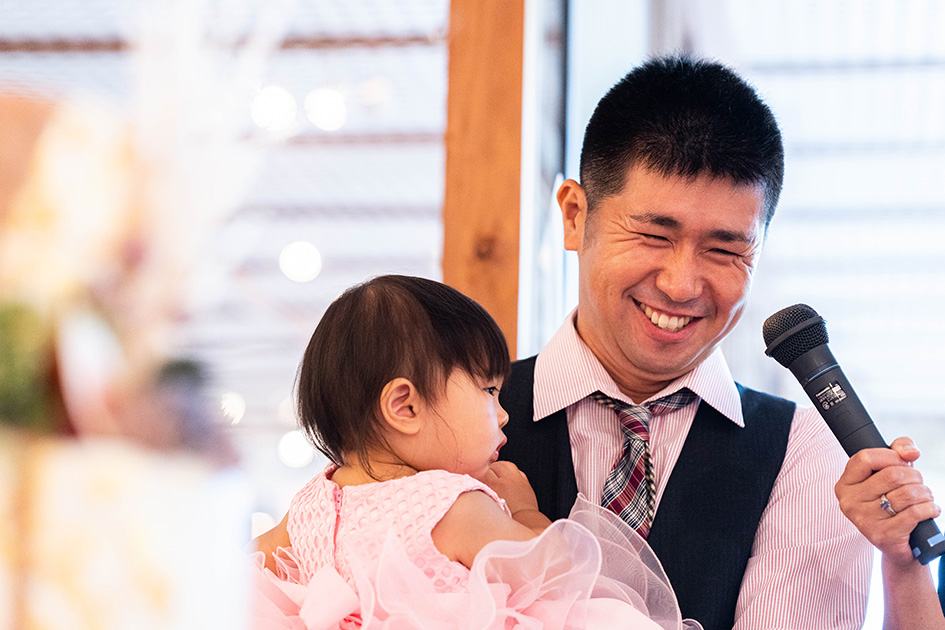 ファーストバイト後は、誕生日の近い新郎姉と新婦弟にサプライズバイト＆インタビュー