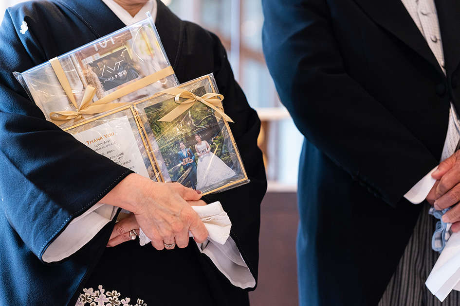 両親への記念品には前撮りのアルバムと感謝状を