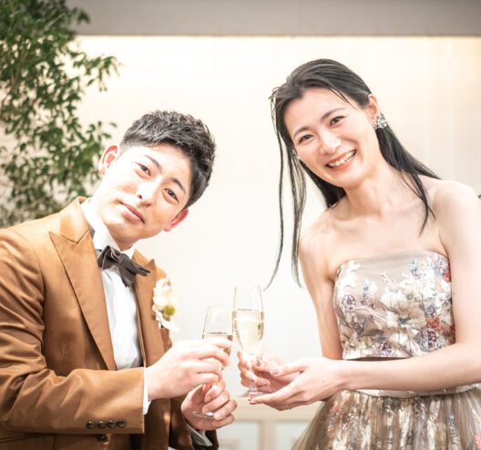 新郎新婦　乾杯　笑顔
