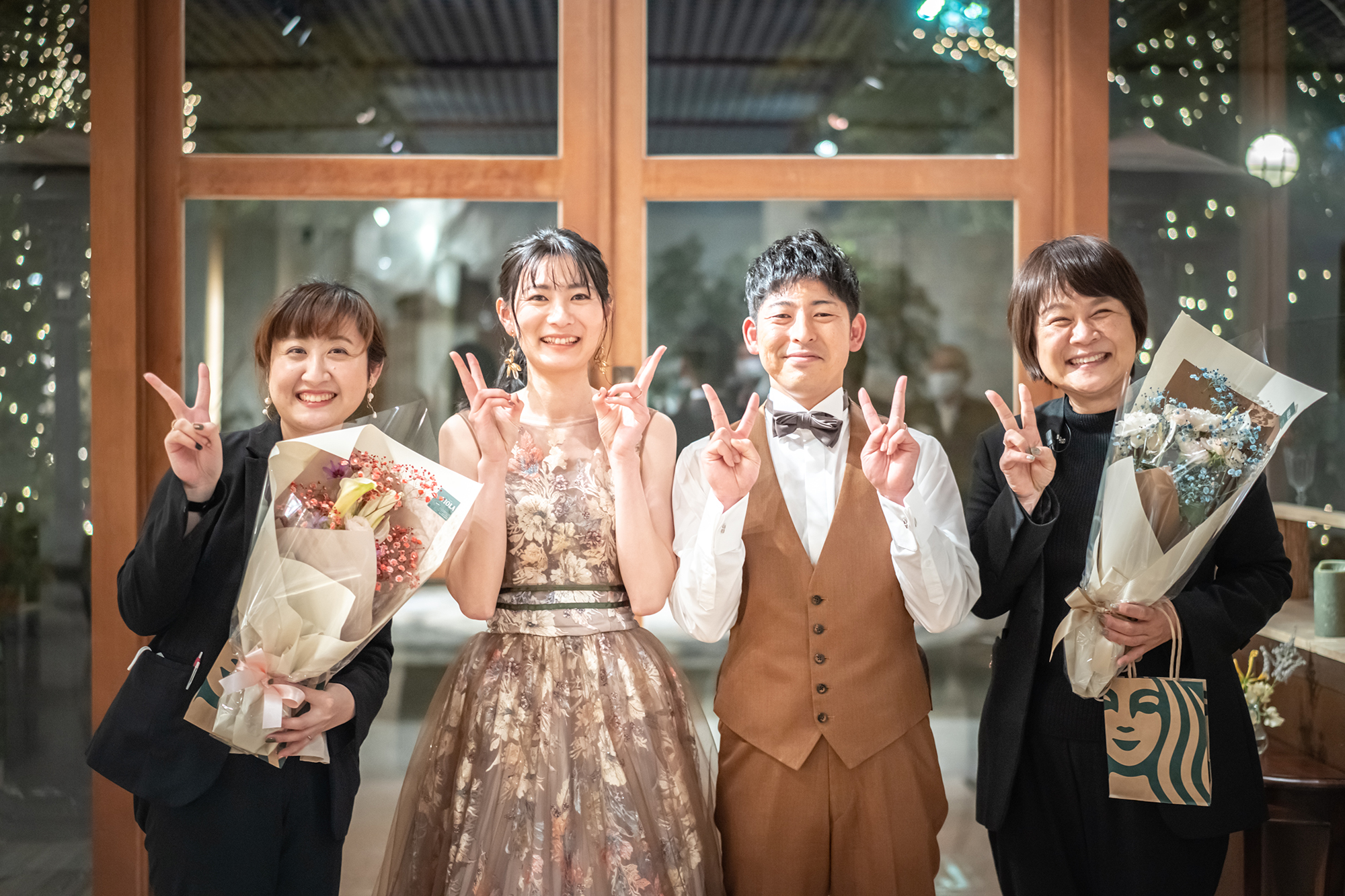 新郎新婦とプランナー、支配人との記念写真