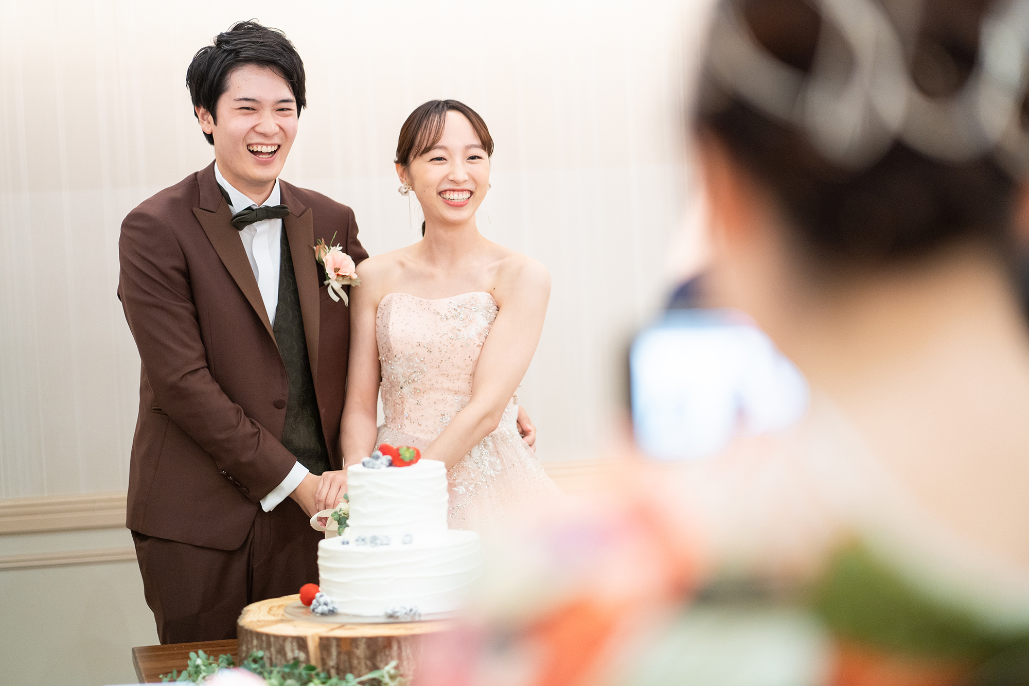 新郎新婦　ケーキカット　入刀