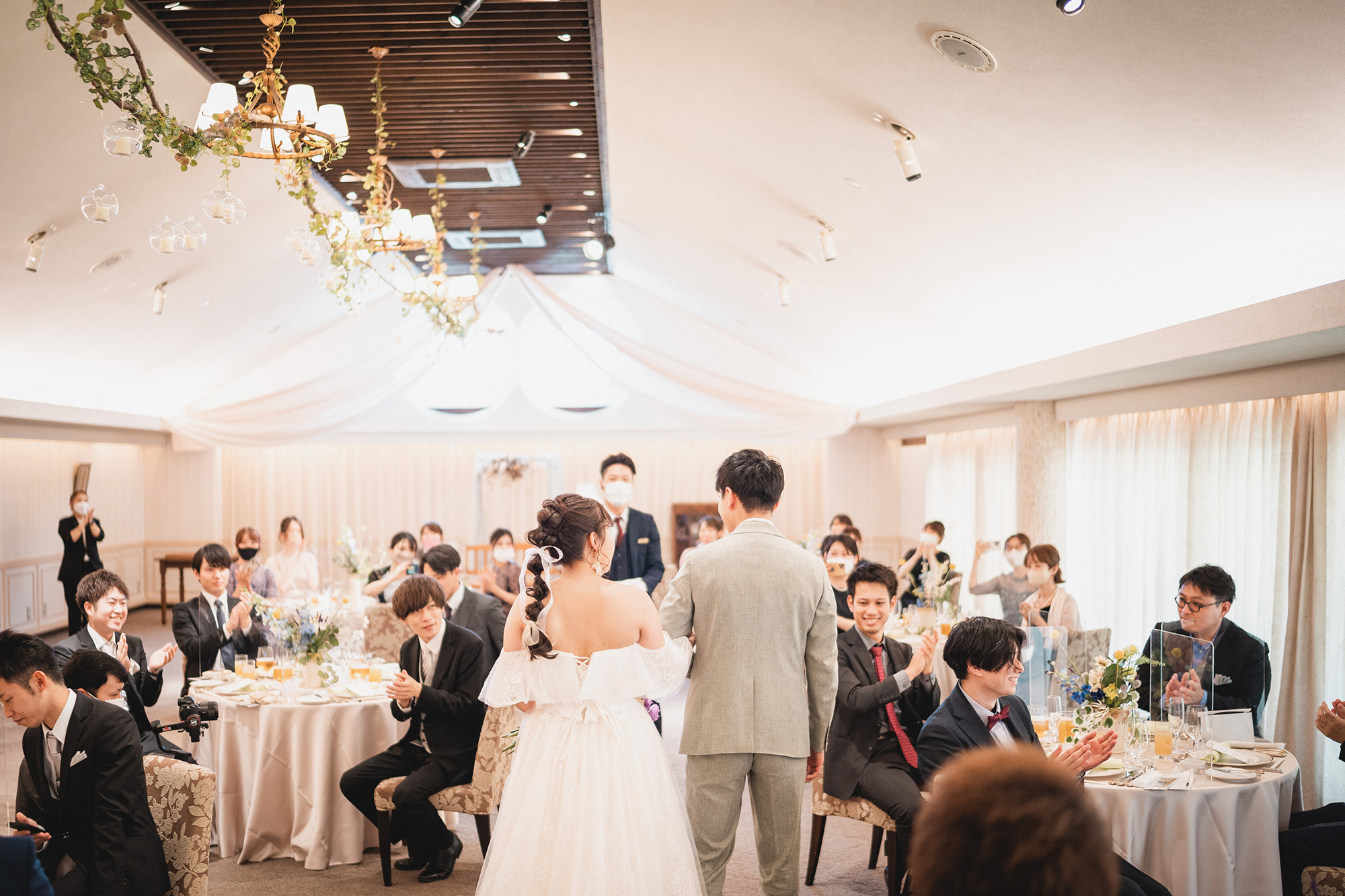 新郎新婦　イメージチェンジ　披露宴入場