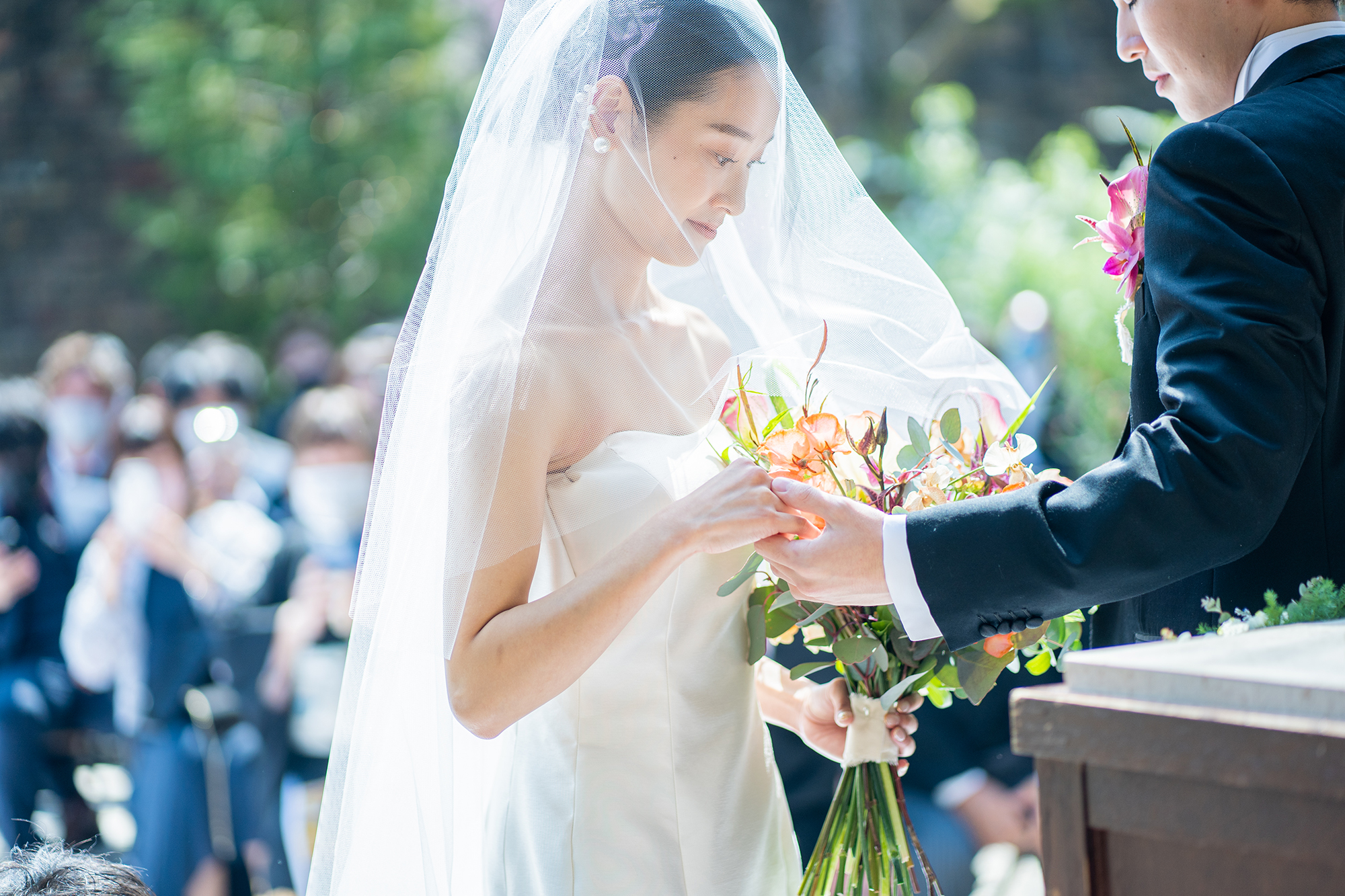 ノビアノビオ　ガーデン挙式　新郎新婦