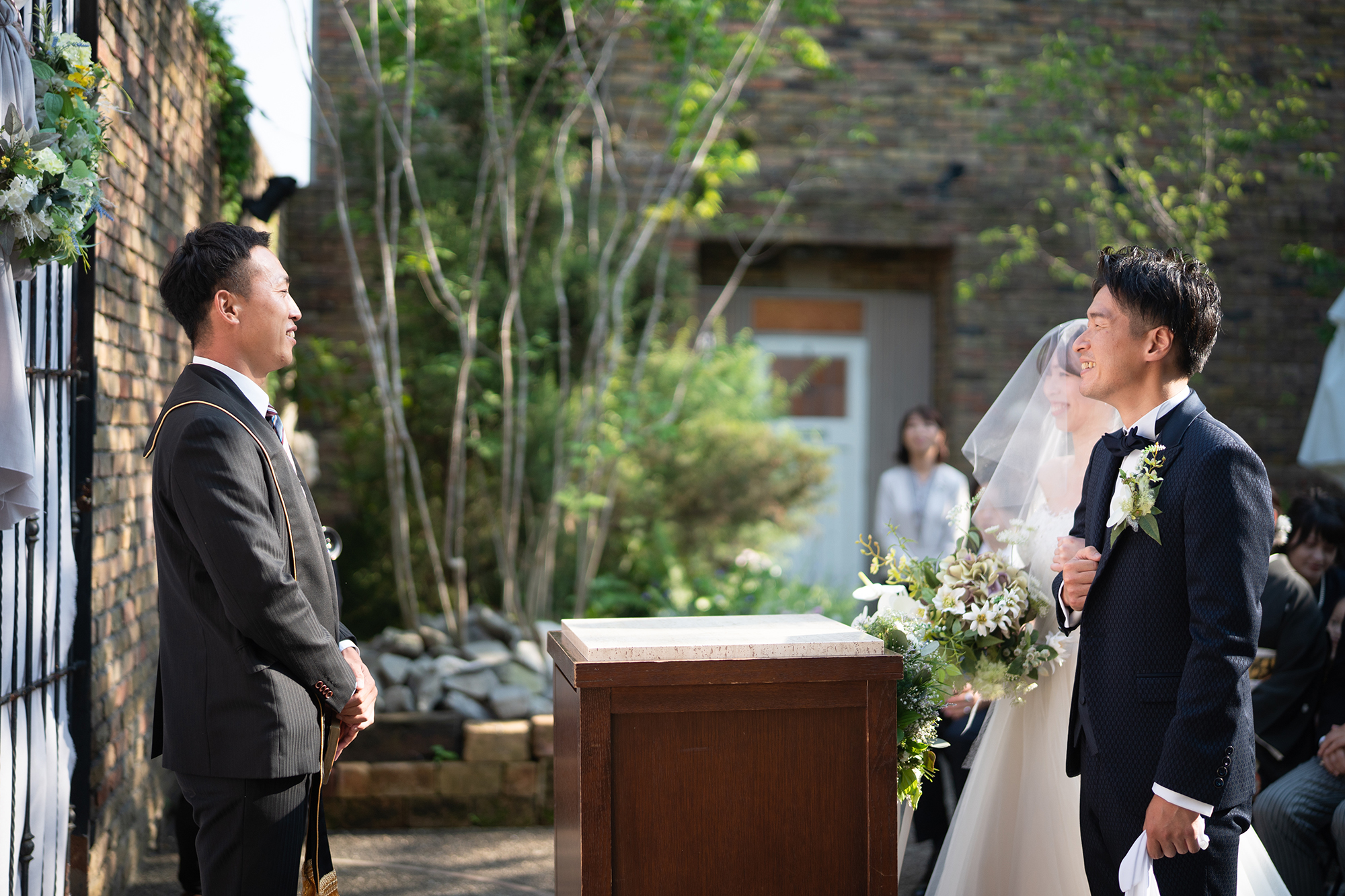 新郎新婦　挙式　友人