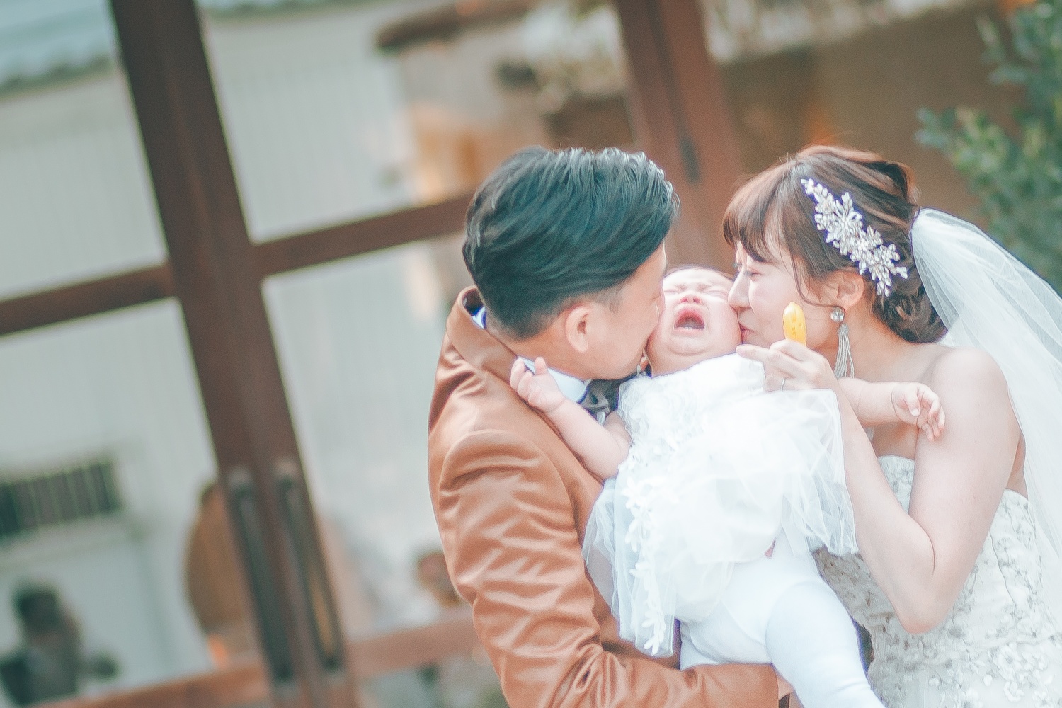新郎新婦　お子様　誓いのキス